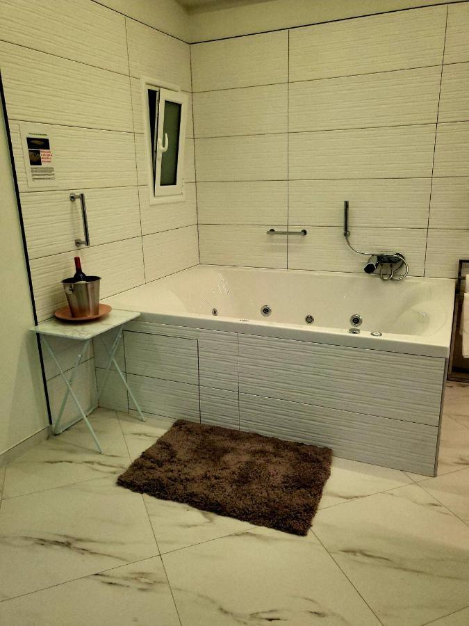ROMANTIC DELUXE SVITE wise Jacuzzi&Sauna Athen Exterior foto